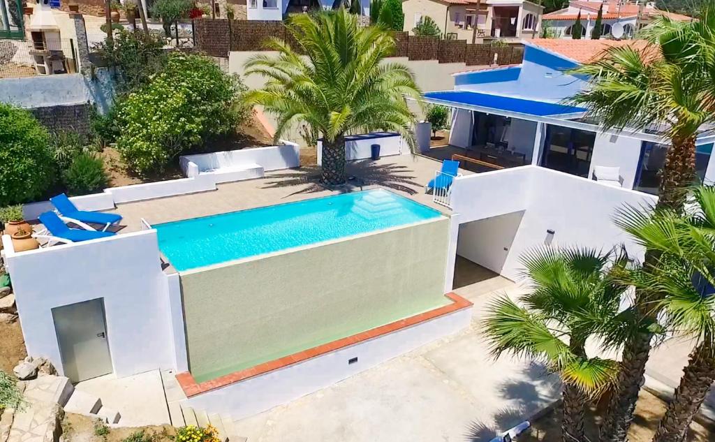 The swimming pool at or close to Manuki Mas