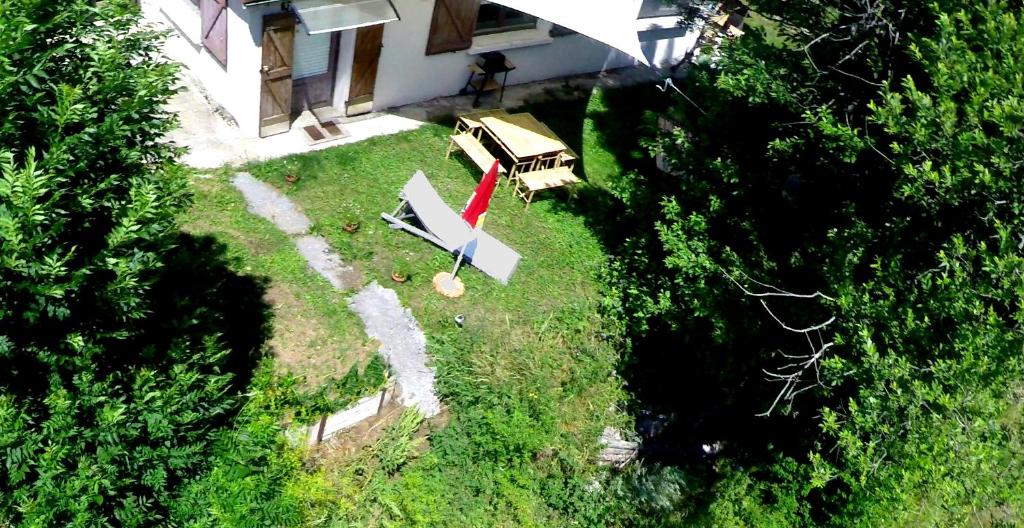 uma vista aérea de uma casa com uma mesa e cadeiras em La Chaumière em Beuil