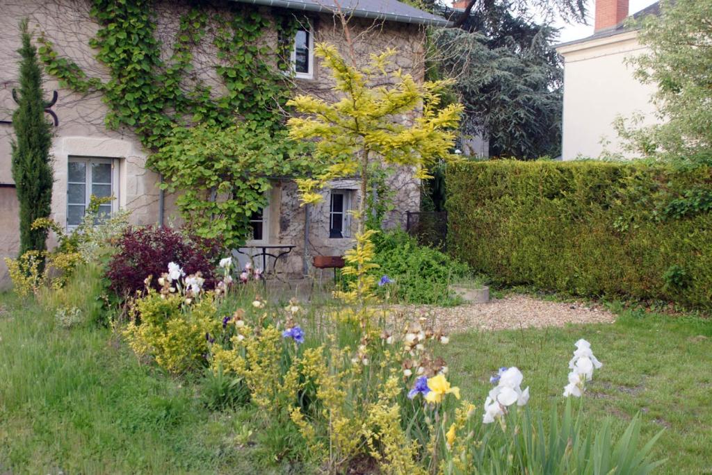 een tuin voor een huis met bloemen bij Gites de la Thiau in Briare