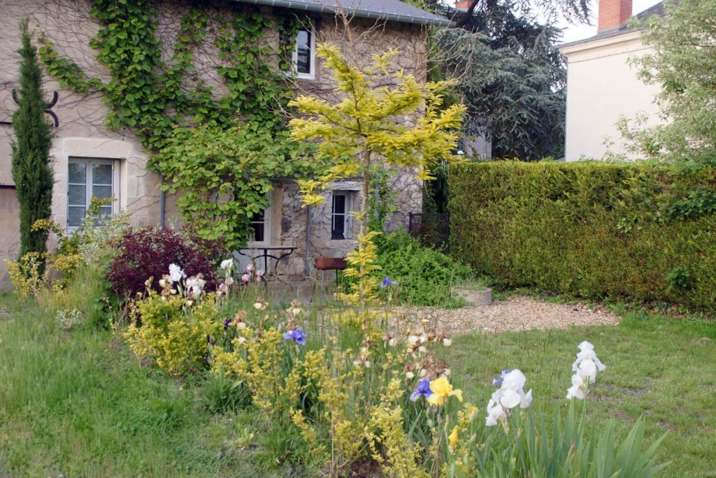 ブリアールにあるGites de la Thiauの花の家の前の庭
