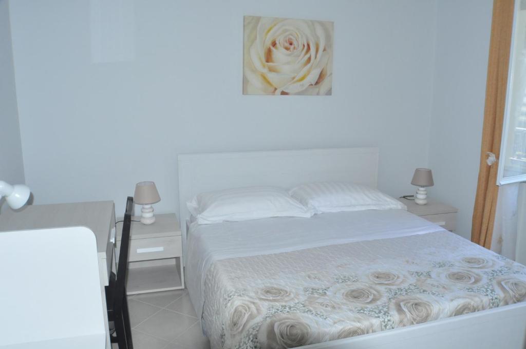 カーヴァ・デ・ティッレーニにあるAldebaran B&Bの白いベッドルーム(ベッド1台、ナイトスタンド2台付)