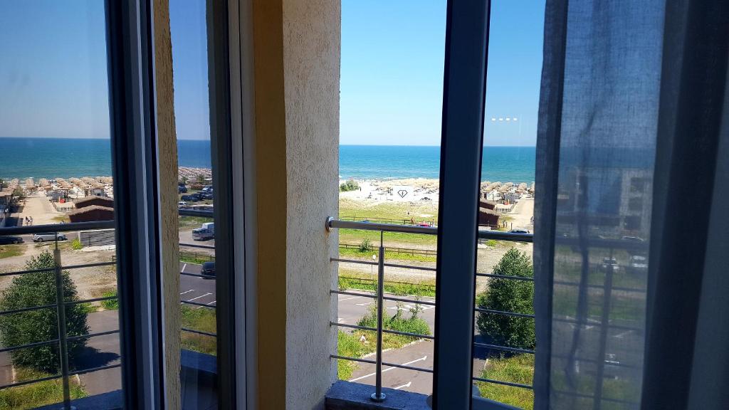 ママイアにあるApartment Summerland Mamaiaの窓から海の景色を望めます。