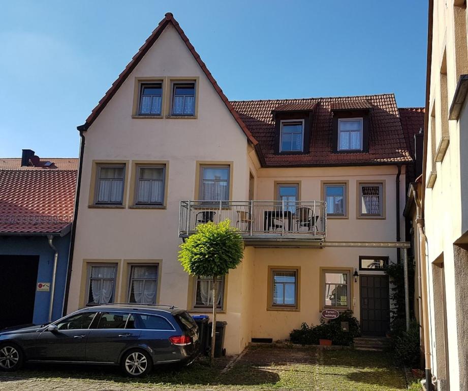 a car parked in front of a house at Das Altstadthaus in Volkach