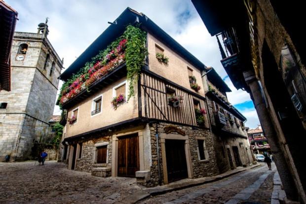 a building with flowers on the side of it at La Esquina de Animas in La Alberca