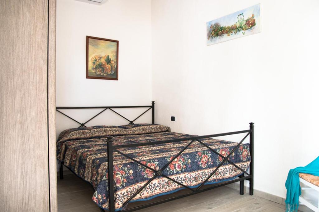 エルコラーノにあるResort Siranitaの白い部屋のベッドルーム1室(ベッド1台付)