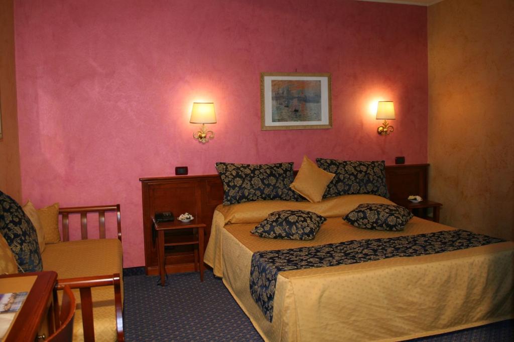 A bed or beds in a room at Hotel Abacus