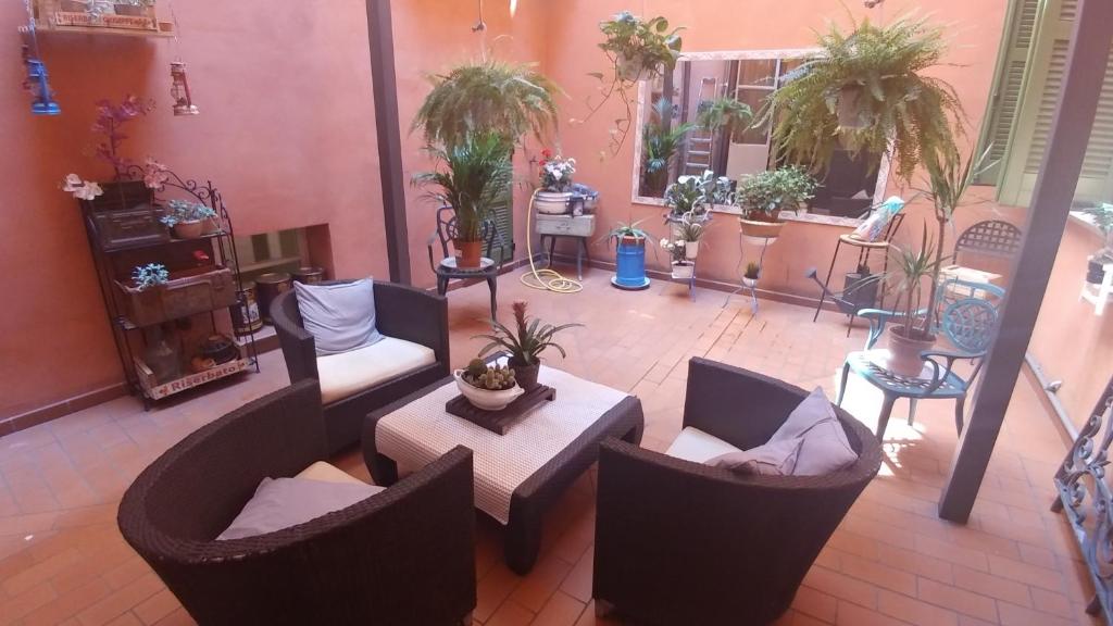 波隆那的住宿－伊爾運河酒店，享有带桌椅的客厅的顶部景色。