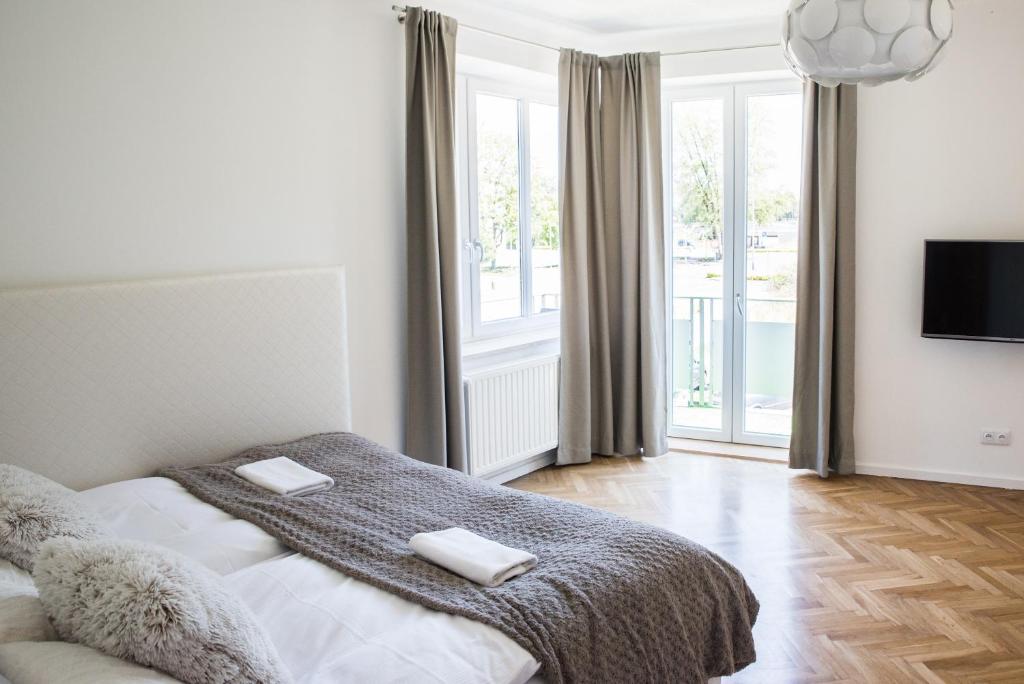 sypialnia z łóżkiem i dwoma ręcznikami na nim w obiekcie Apartment Nearto Old Town Na Ustroniu street w Krakowie