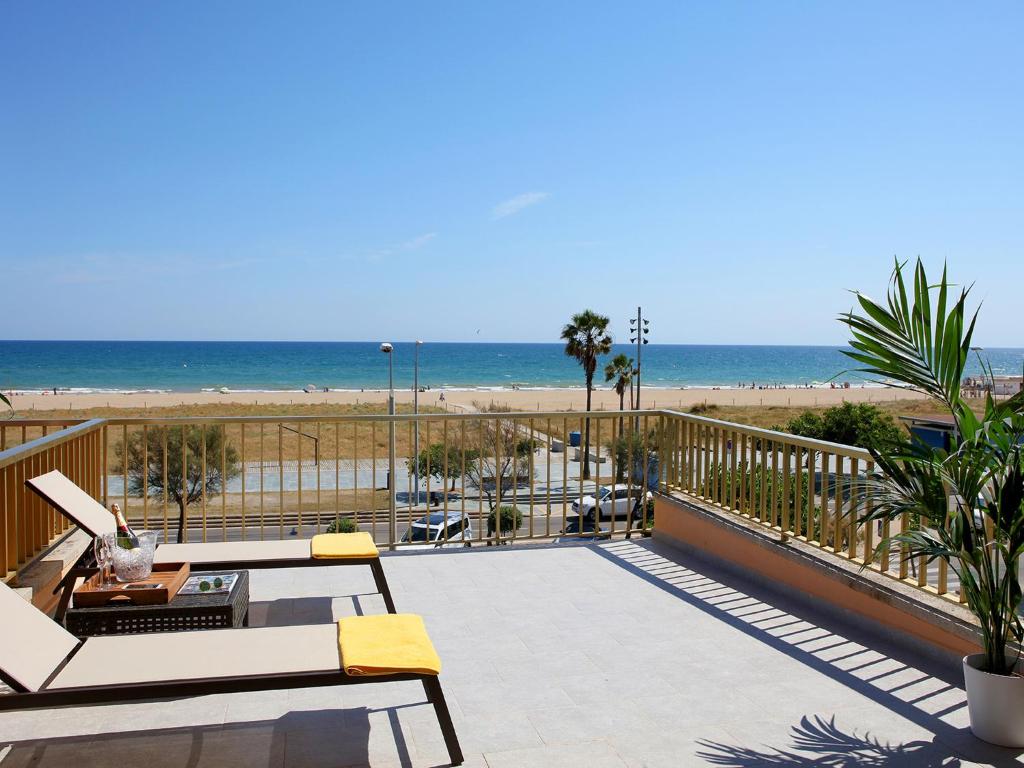 balcón con vistas a la playa en Aparthotel Solifemar en Castelldefels