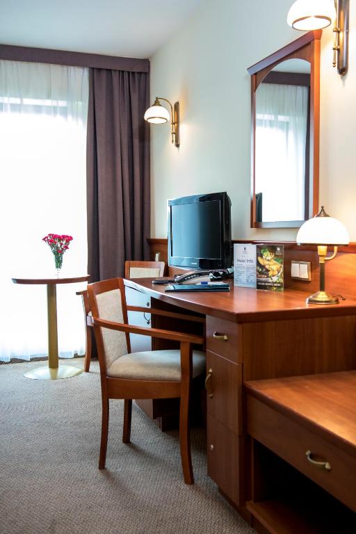 Televízia a/alebo spoločenská miestnosť v ubytovaní Hotel Great Polonia Conrad Kraków