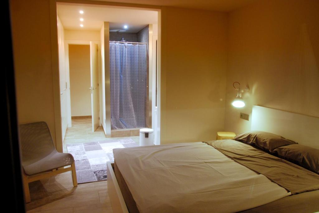 A bed or beds in a room at Manuki Mas