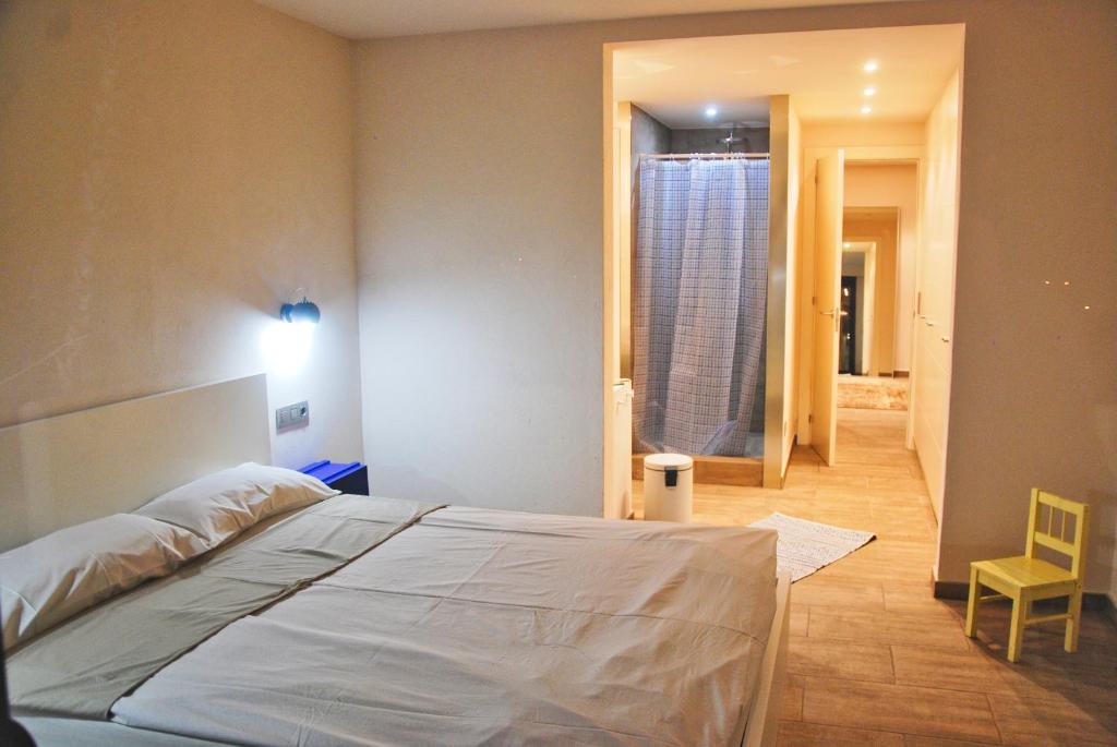 A bed or beds in a room at Manuki Mas