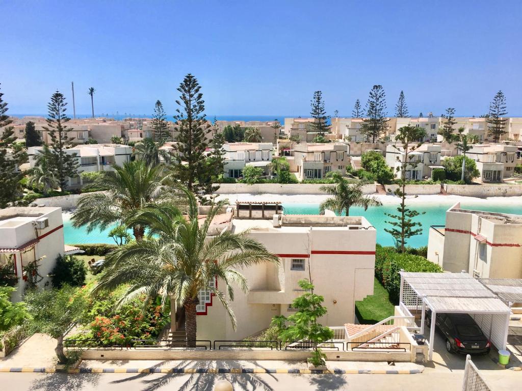 uma vista aérea de um resort com palmeiras e edifícios em Virginia Beach Standalone Villa em El Alamein