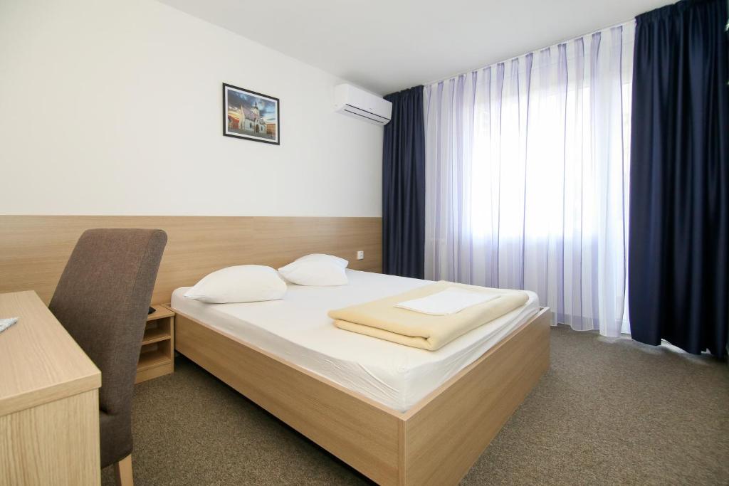 una camera con letto, scrivania e finestra di Hotel Zagreb a Spalato (Split)