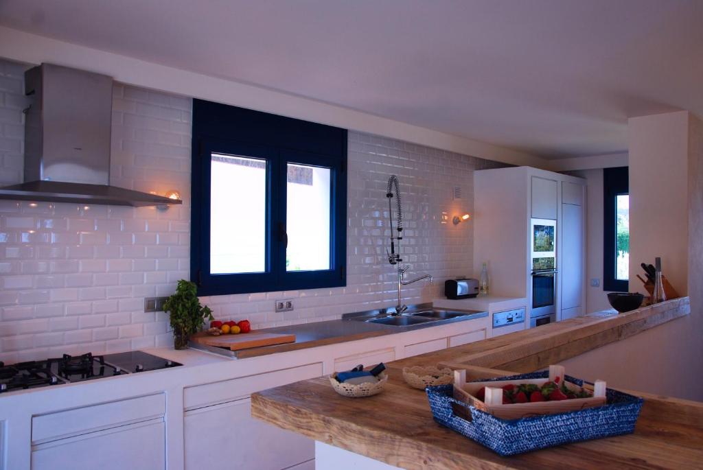 A kitchen or kitchenette at Manuki Mas