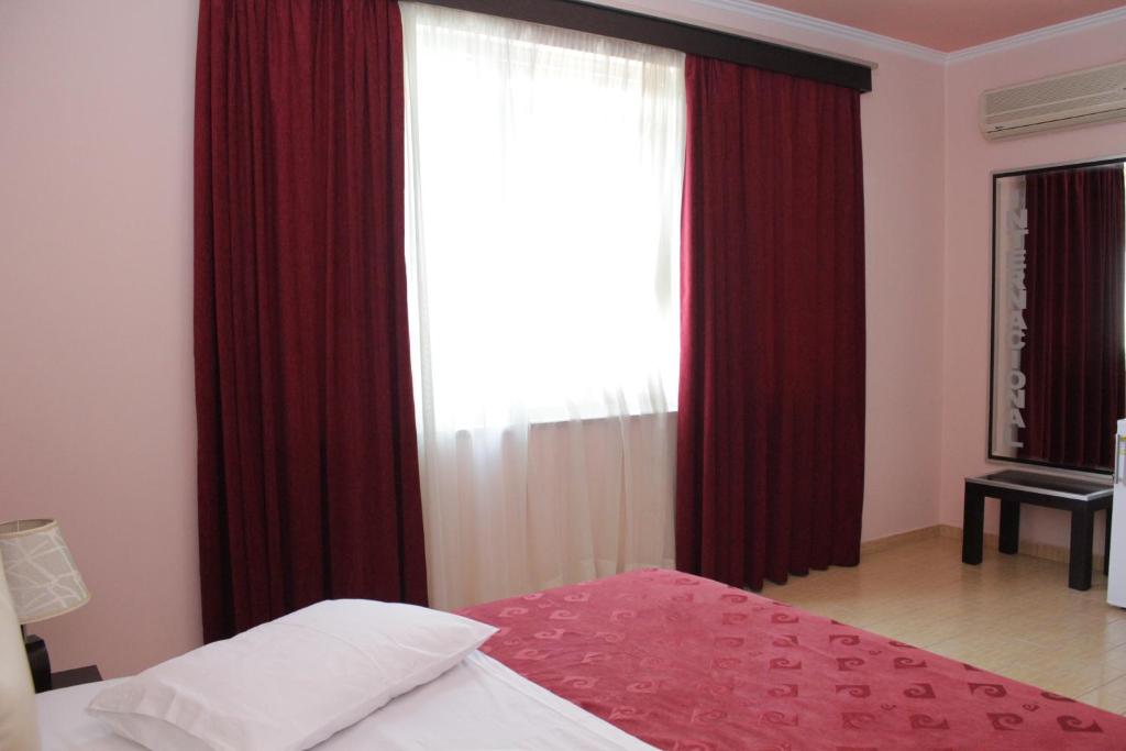 Postel nebo postele na pokoji v ubytování Fieri International Hotel
