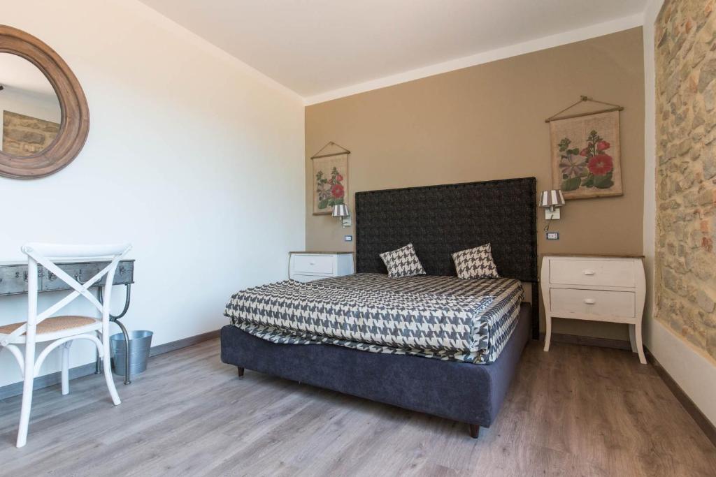Casale Virginia - Kamer Met Kingsize Bed En Uitzicht Op De Bergen