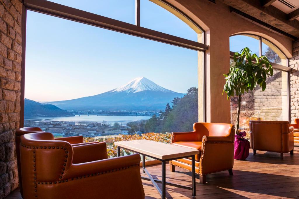 富士河口湖的住宿－拉維斯塔富士河口湖度假村，客房透过窗户可欣赏到山景