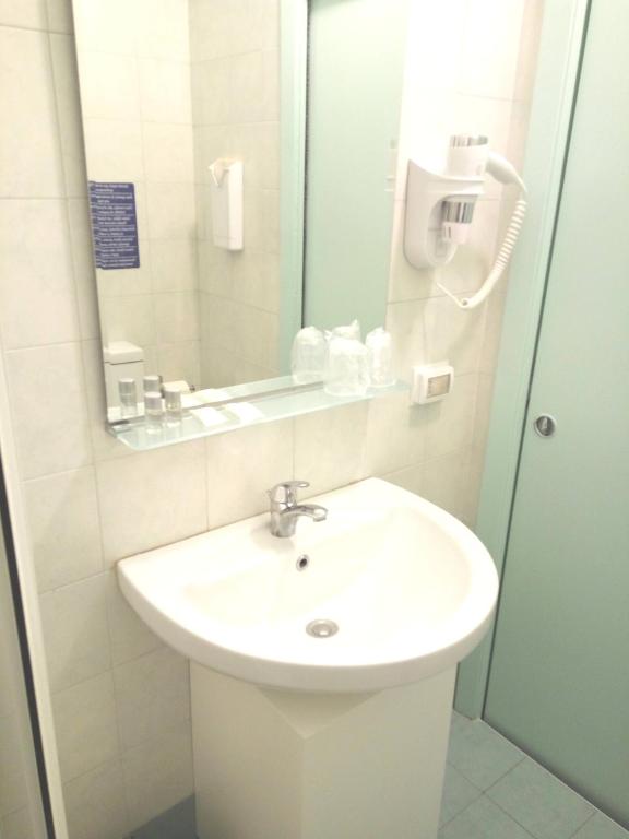 A bathroom at Michelangelo Rooms