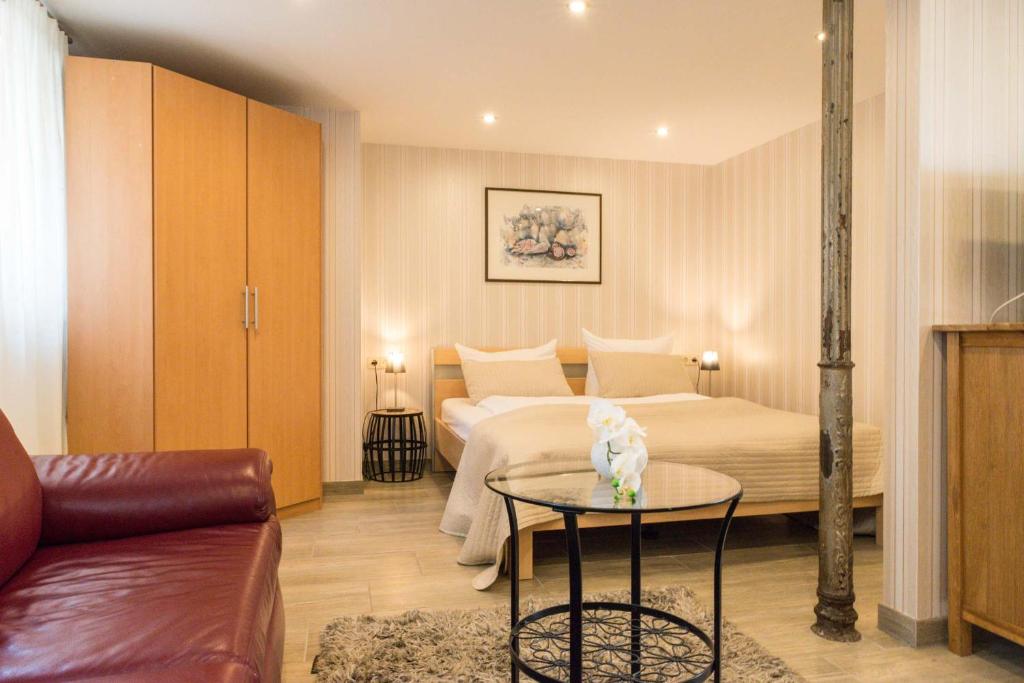 een hotelkamer met een bed en een tafel bij Apparthaus Pfeifer in Baden-Baden
