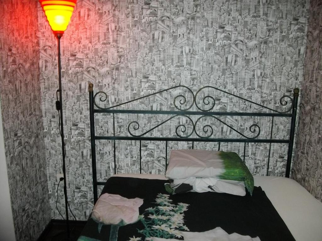 A bed or beds in a room at Black&Red Apartment