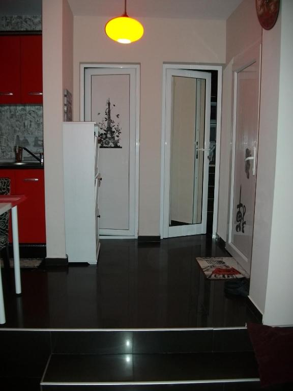 A kitchen or kitchenette at Black&Red Apartment