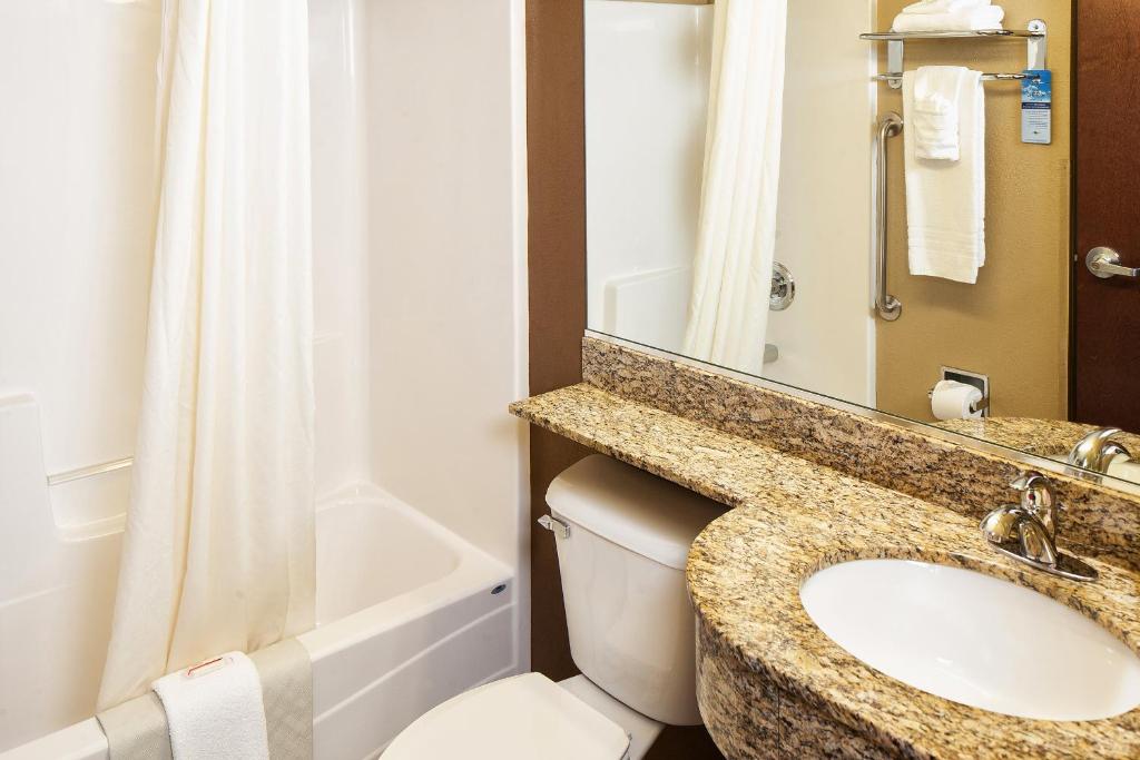 Microtel Inn & Suites by Wyndham St Clairsville - Wheeling - Habitación Con Cama Extragrande - No Fumadores