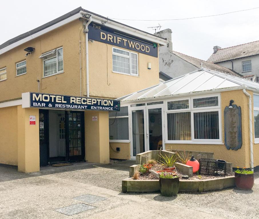 a building with a motor retention bar and restaurant entrance at The Beach Motel in Trearddur
