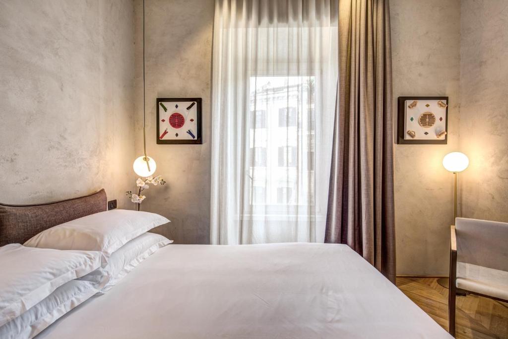 1 dormitorio con cama blanca y ventana en G55 Design Hotel, en Roma