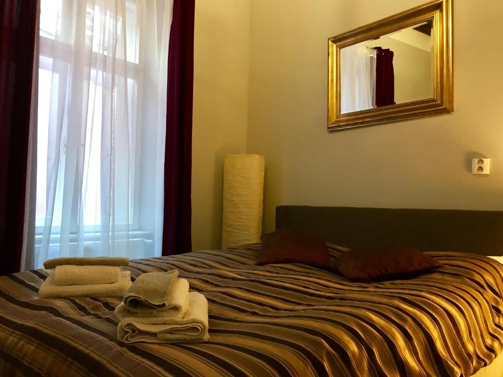 Łóżko lub łóżka w pokoju w obiekcie Dům U pikové desítky