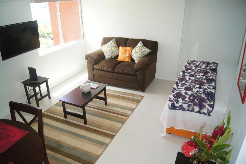 un soggiorno con divano e tavolo di Alva mae a Ocho Rios