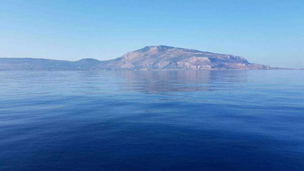 un'isola in mezzo a un grande corpo d'acqua di Ai Tre Scalini a Valderice