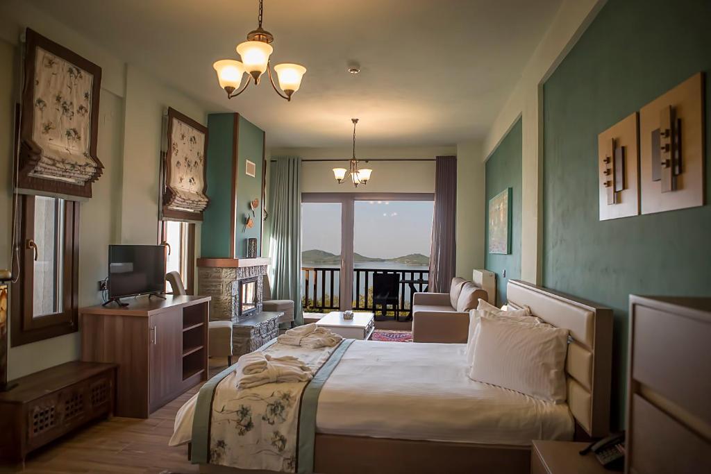 Postel nebo postele na pokoji v ubytování Pandion Luxury Boutique Hotel & Suites with Spa