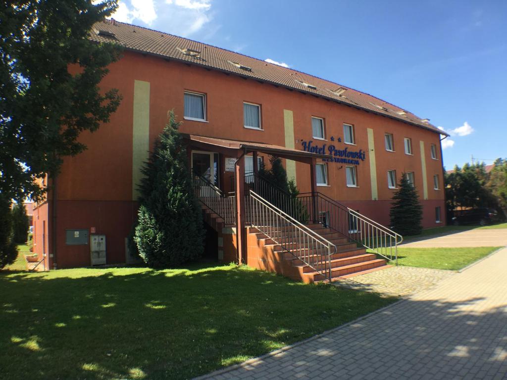 un edificio con escaleras delante de un edificio en Hotel Pawłowski, en Zgorzelec