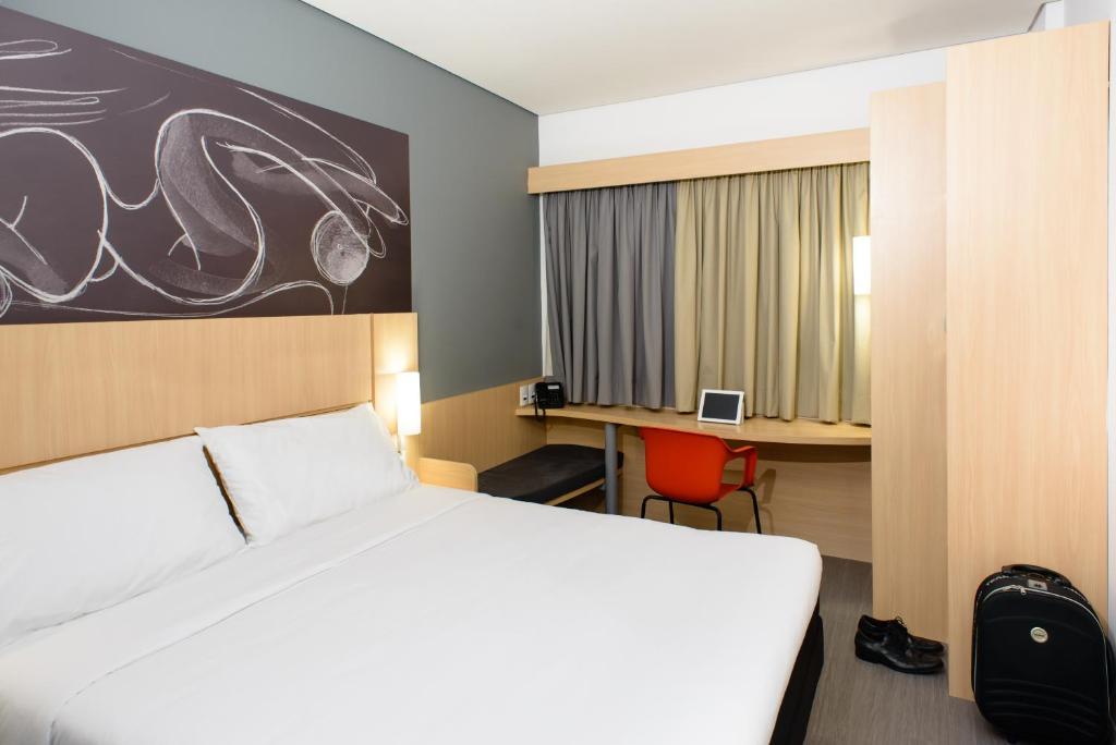 ibis Recife Aeroporto tesisinde bir odada yatak veya yataklar