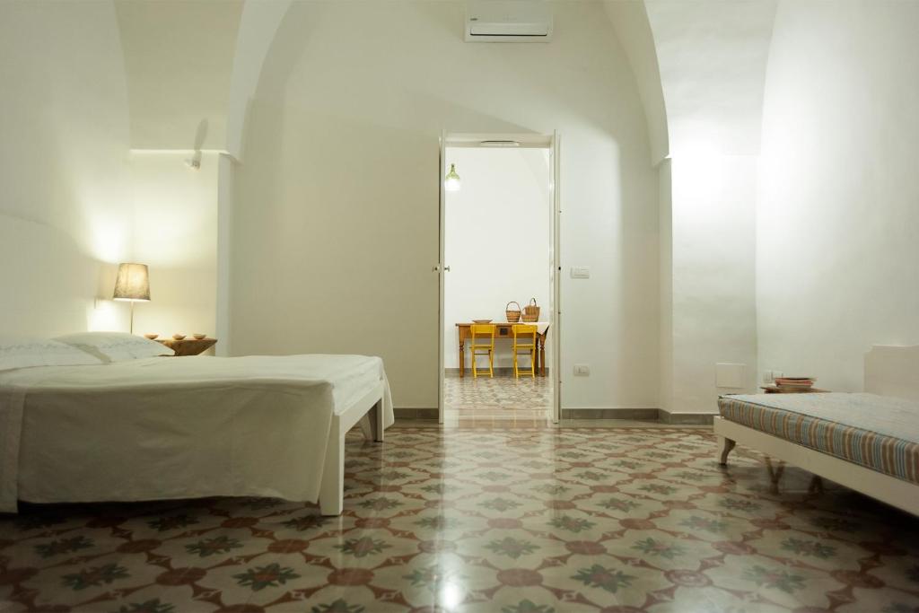 CorsanoにあるIl Pergolettoの白い部屋(ベッド2台、テーブル付)