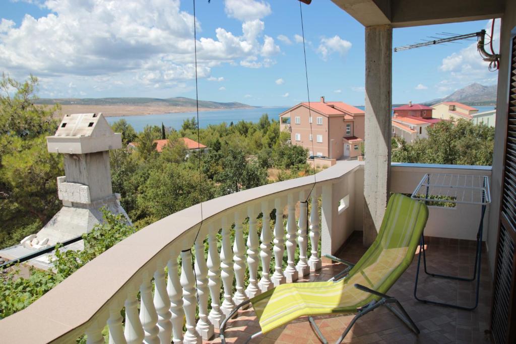 balcone con sedie e vista sull'acqua di Apartments Irina a Rovanjska