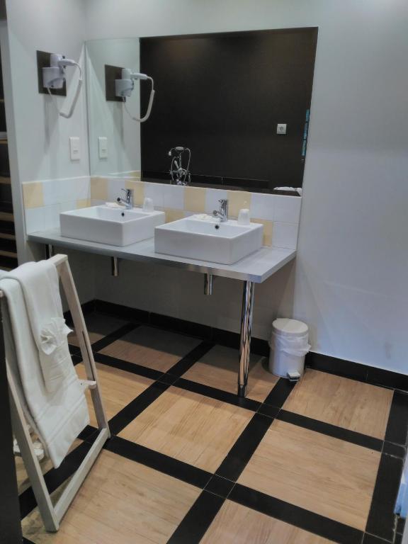 a bathroom with two sinks and a mirror at Casona Camino de Hoz in Anero