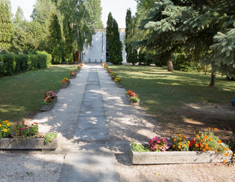 A garden outside Lidó Társasnyaraló