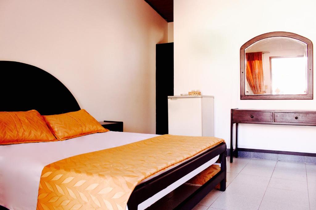 Postel nebo postele na pokoji v ubytování Alborada Hotel Melgar