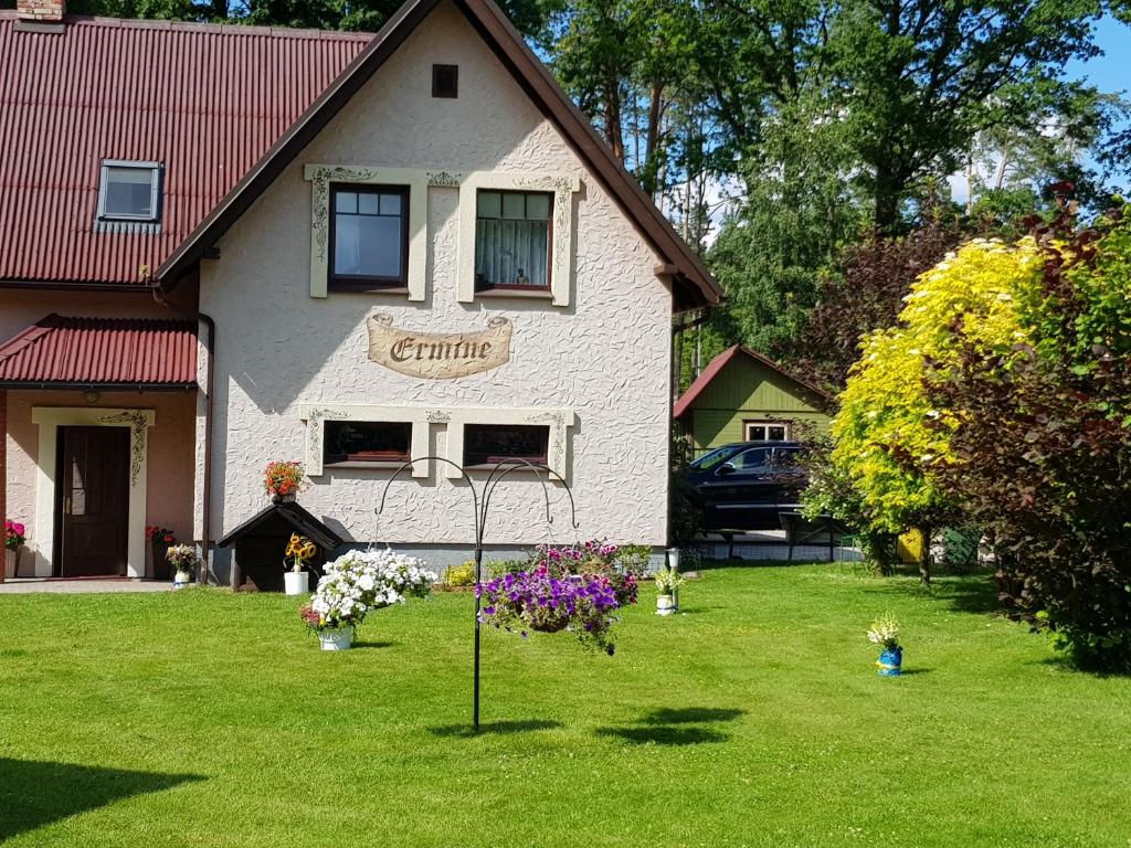 una casa con un cartel en el patio en Holiday Home Ermine en Sigulda