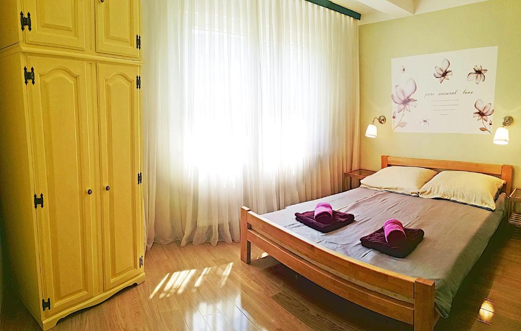 sypialnia z łóżkiem z dwoma różowymi butami w obiekcie Apartment B44 w Zagrzebiu