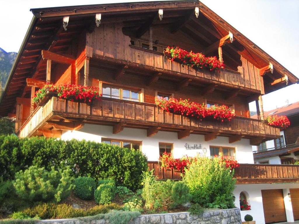 ein Holzhaus mit Blumenkästen drauf in der Unterkunft Haus Schönblick - wunderbare Zentrumslage in Alpbach