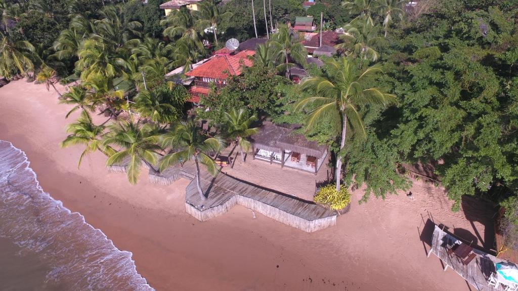 eine Luftansicht eines Resorts am Strand in der Unterkunft Pousada Mediterraneo in Barra Grande