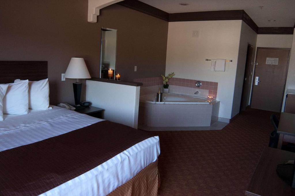Postel nebo postele na pokoji v ubytování Best Western Tolleson