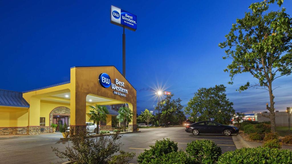 um carro estacionado em frente a um posto de gasolina móvel em Best Western Inn & Suites em Byron