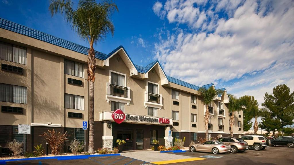 un cartello di stop di fronte a un hotel di Best Western Plus Diamond Valley Inn a Hemet