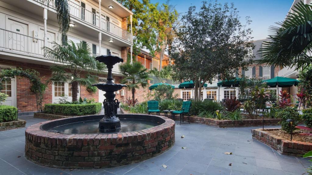 una fuente en el patio de un edificio en Best Western Plus French Quarter Courtyard Hotel en Nueva Orleans