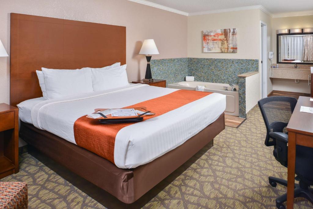 Best Western of Hartland - King Room With Spa Bath - Non-Smoking