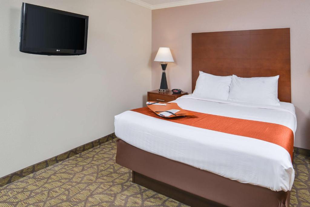 Best Western of Hartland - Queen Suite With Sofa Bed